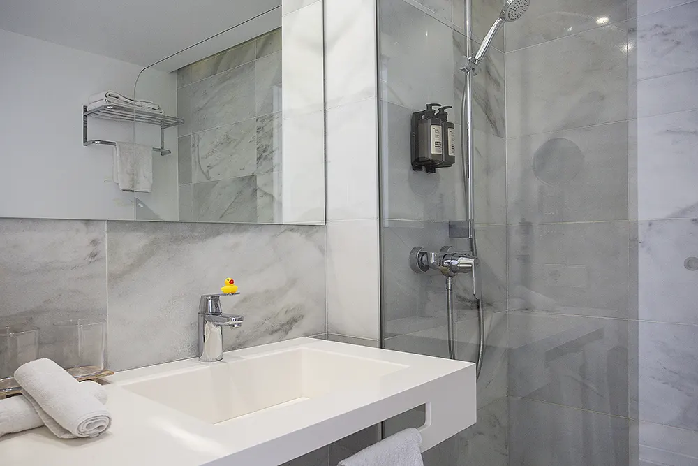 Baño con ducha en Hotel Villa Miel Mallorca