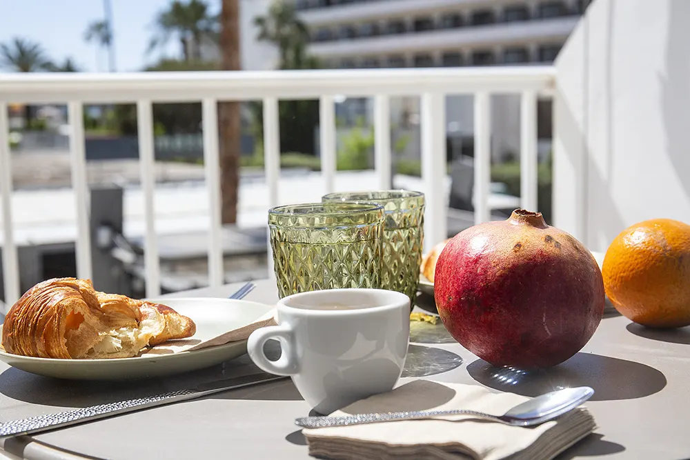 Desayuno en terraza del Hotel Villa Miel en Cala Millor