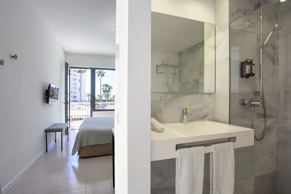 Habitación con baño en Hotel Villa Miel Mallorca