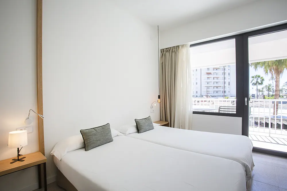 Habitación dos camas del Hotel Villa Miel en Cala Millor