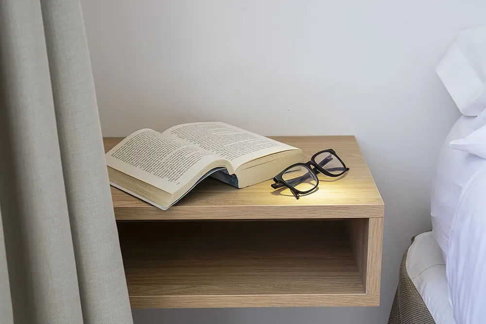 Mesita con libro en habitación del Hotel Villa Miel
