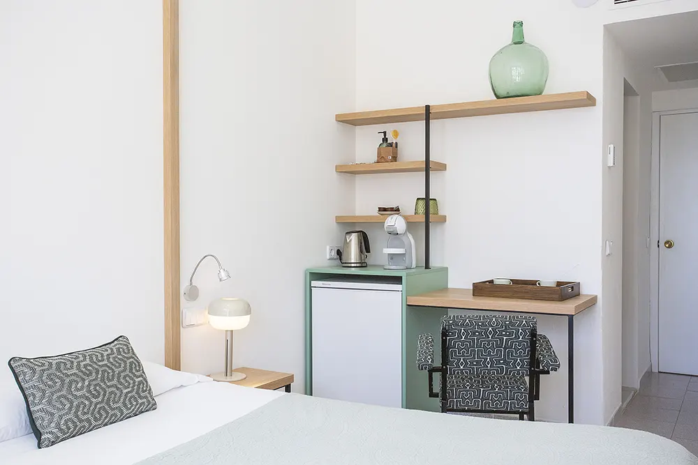 Nevera en habitación del Hotel Villa Miel en Mallorca